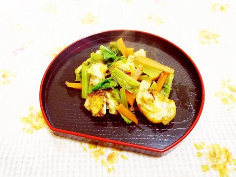 ターメリック風味♪鶏皮と小松菜の野菜炒め